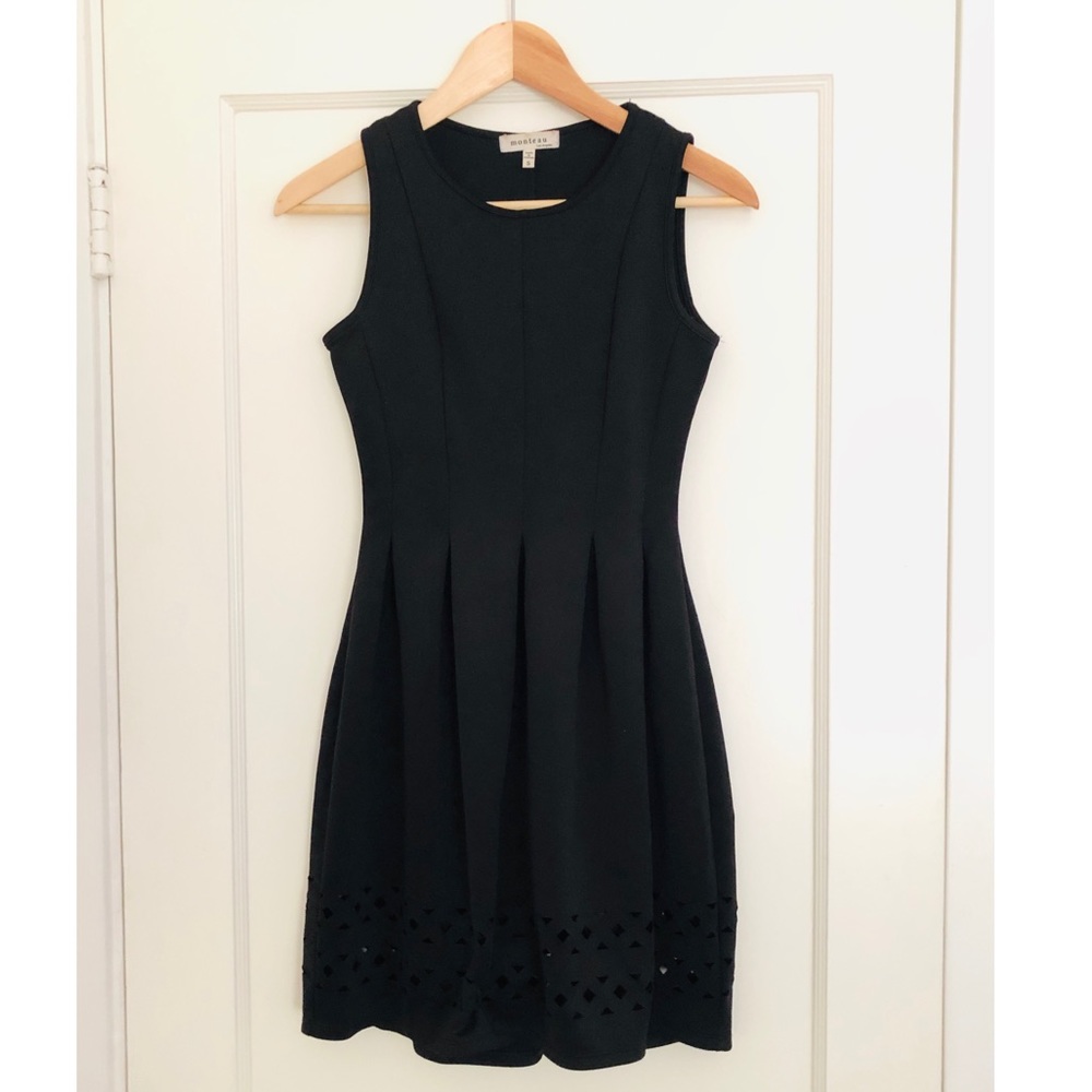 🌷Pleated black skater dress
